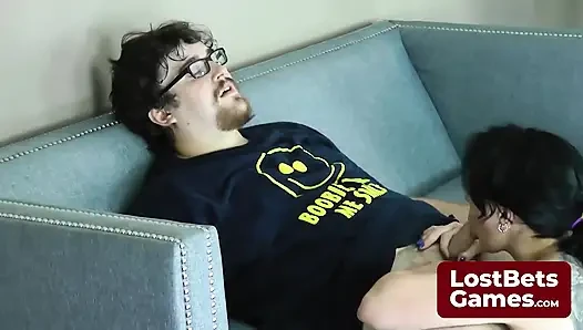 Game strip darts ini menjanjikan malam yang tak terduga