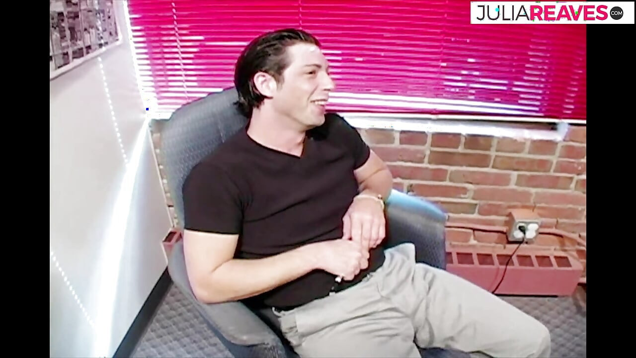 सेक्सी लड़की मेज पर पैर फैलाती है क्योंकि सख्त लंड उसकी तंग चूत को चोदता है