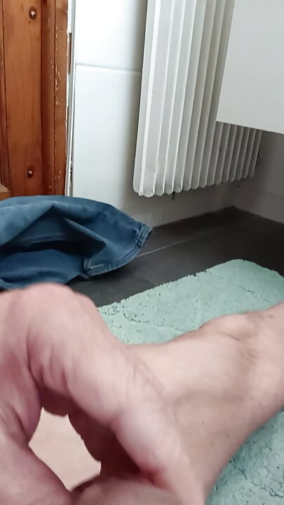 Want to see a big dilf cock cum?