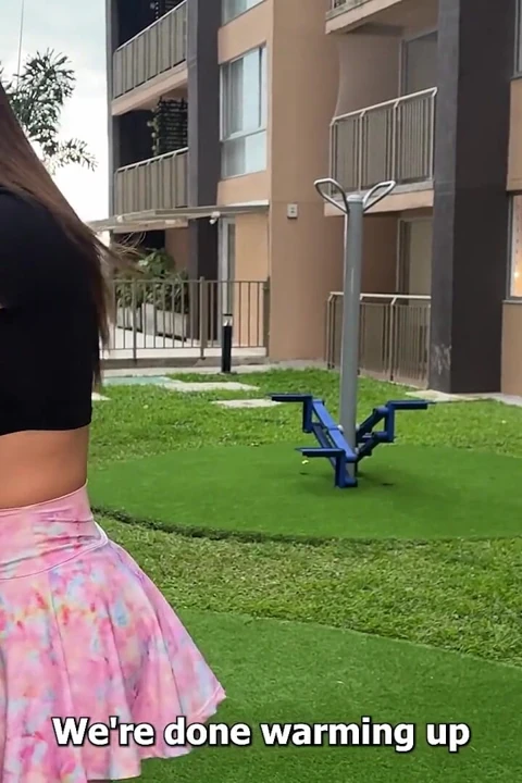 我女朋友把我一个人留在家里和她的室友, 我们最后在她家客厅里硬地做爱