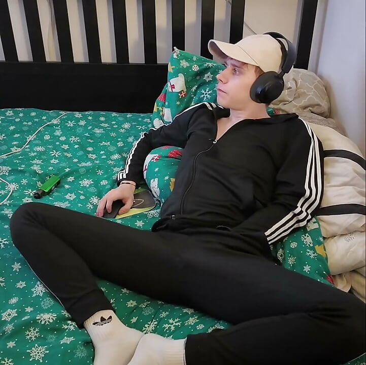 Young twingo jerking off and playing his ass