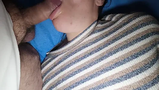 Orta yaşlı seksi komşum onu sikip içine boşalmamı isteyen aldatan bir sürtük