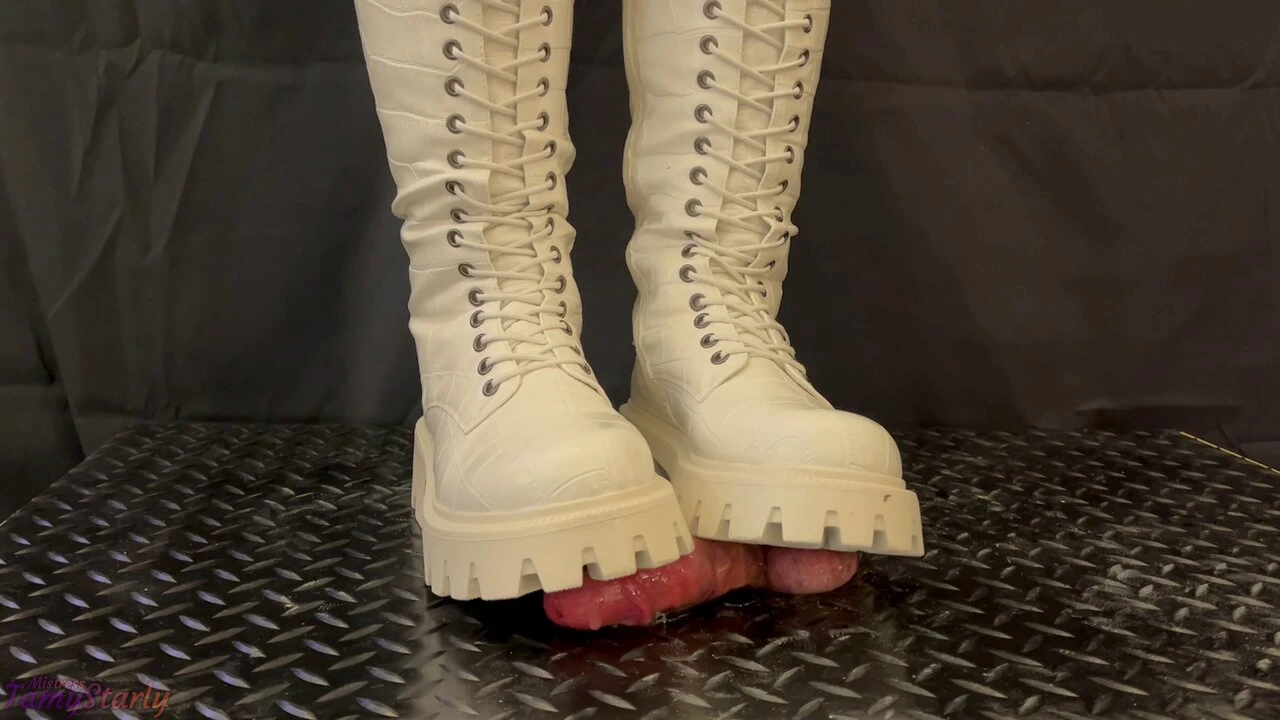 Veszélyes fasztaposás, fehér és fekete harci csizma tamystarly-val - bootjob, ballbusting, cbt, taposás, faszzúzás