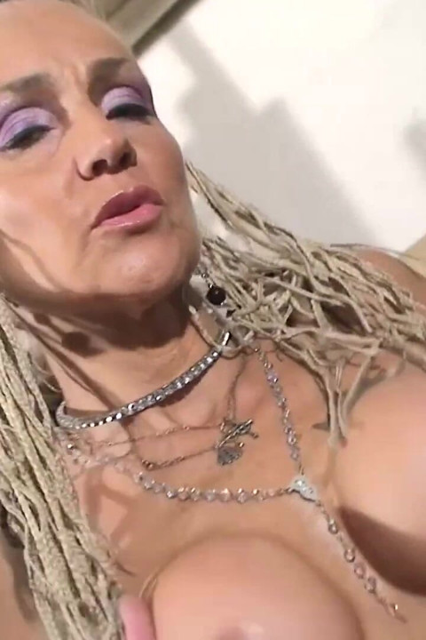 Татуированной милфе лижут ее мокрую киску