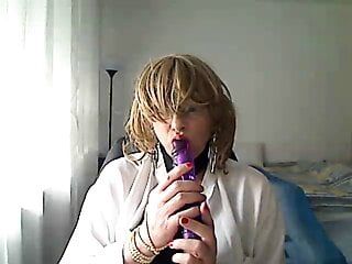 MILF excitée, une trans MILF excitée devant sa webcam simule une pipe en jouant avec un vibromasseur dans la bouche