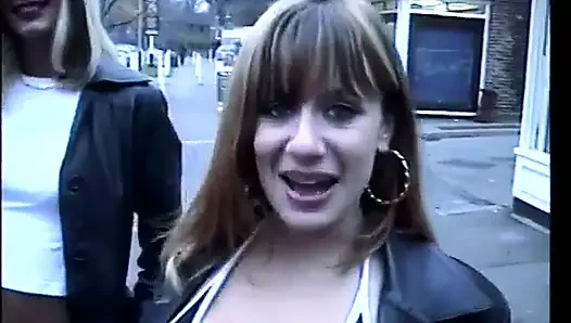 Yarak edepsiz yeni yetişkin şovu için Olivia White'ı bulduğu İngiltere'de tur yapıyor