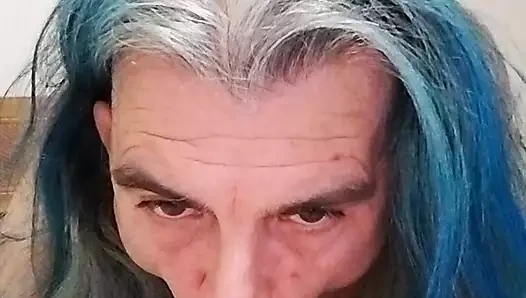 Oyuncağımı emiyor