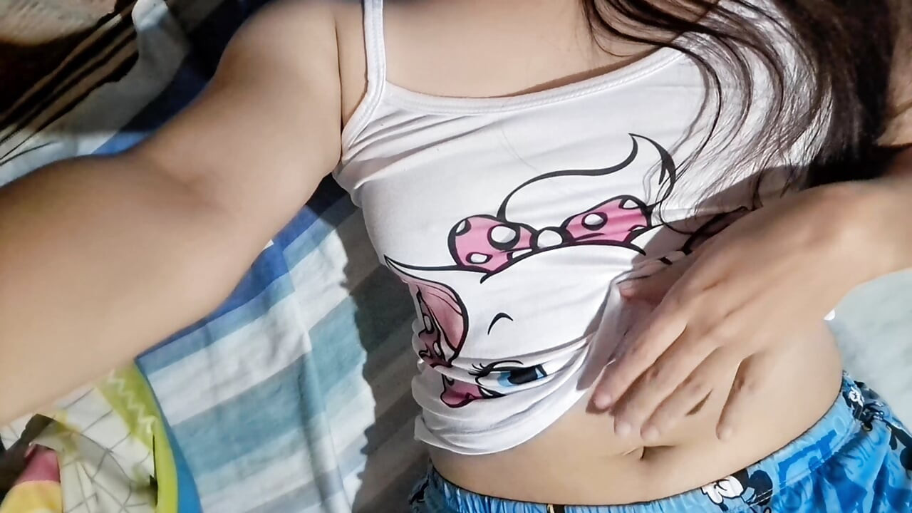 أختي غير الشقيقة تمارس الإباحية، كم هي جذابة