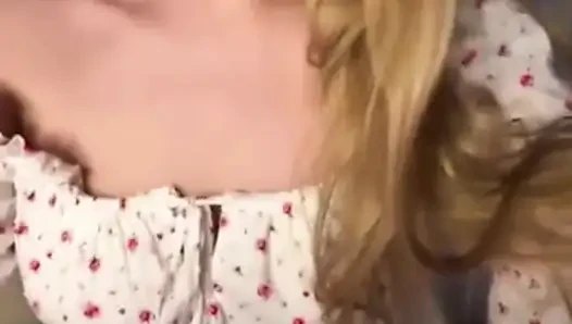 Jucielussie fingert enge muschi im sexy kleid