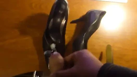 Shoejob Big Load Cum on High Heels