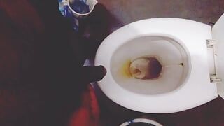 भारतीय चेन्नई तमिल आदमी शौचालय में मूत रहा है काला लंड