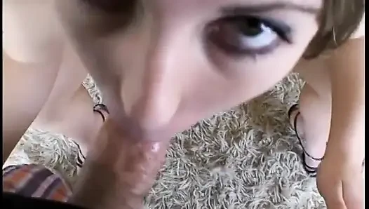 Pejantan terangsang dalam kesenangan saat dia menikmati bj dari cewek pantat seksi