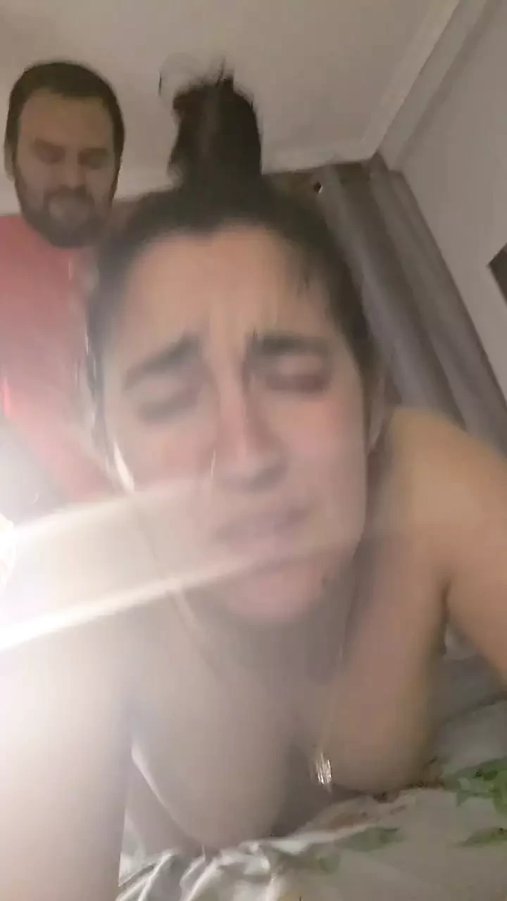 鞭打她，把她当妓女