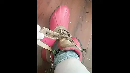 Foto kaki jenjangku pakai kaus kaki dan celana dalam sepatu bot