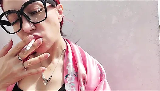 Luangkan waktu untuk istirahat dengan saya sementara aku merokok sensual