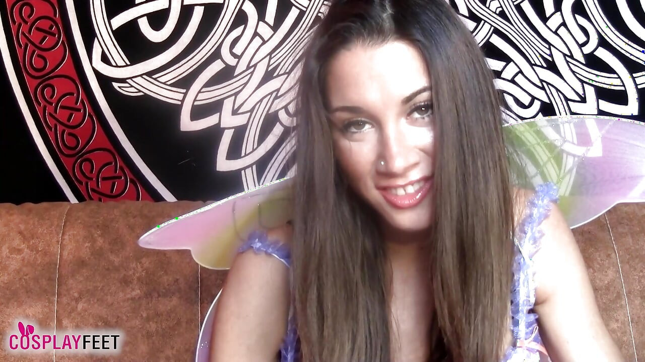Сексуальная Natascia выглядит волшебно в сказочном косплей-костюме с белым нейлоном
