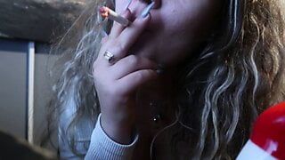 Salut bébé, je suce un gode en fumant une cigarette. est-ce que je le fais bien?