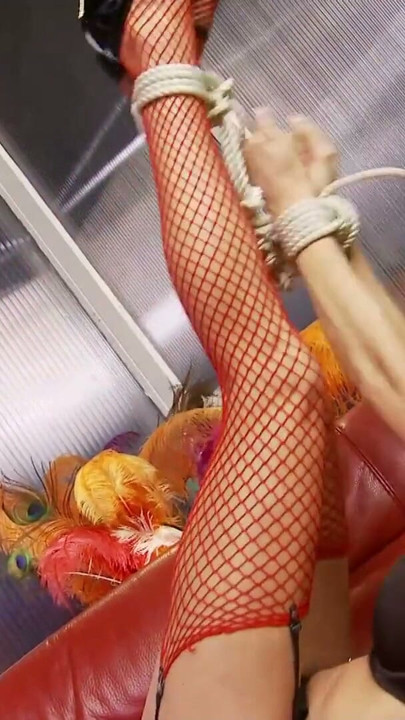 長い髪の金髪美女がセクシーなストッキング姿で変態プレイ、友達を巻き込んで狂ったゲームに | クリップ1