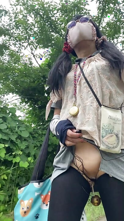 No257 Walking in the Park in Gap-Cut Pants