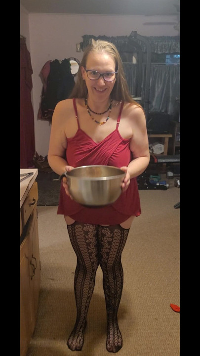 Preparando alitas y haciendo temblar mis tetas antes de que llegue mi cita de Tinder