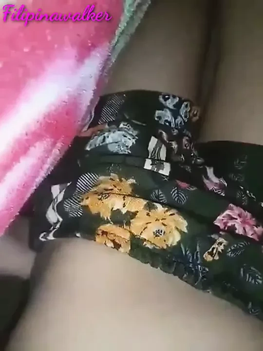 孤独的饥渴 Pinay 玩弄她湿润的阴户