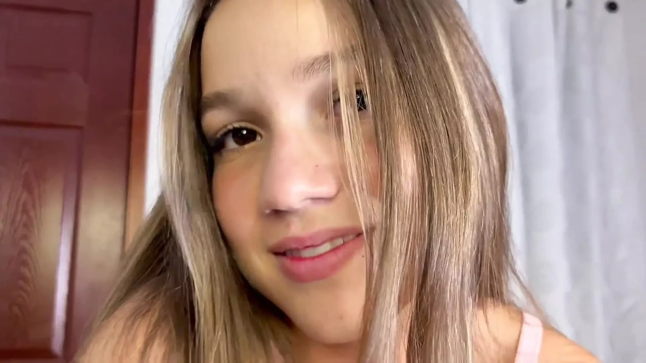 Teen nhỏ nhắn gây ấn tượng với tôi với thân hình xinh đẹp!