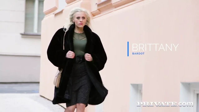 Brittany Bardot, addicted to tattoos and anal!