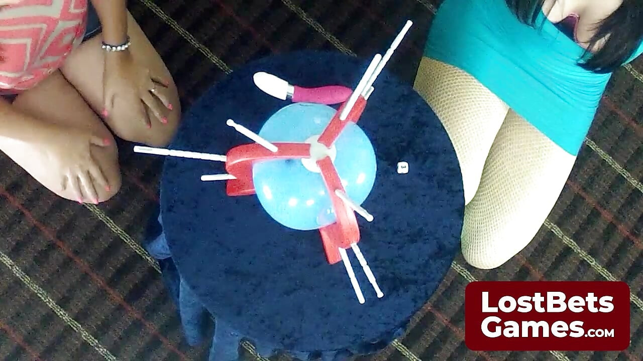 Striptizli yaraklı kaybeden kanepede zevk aldı