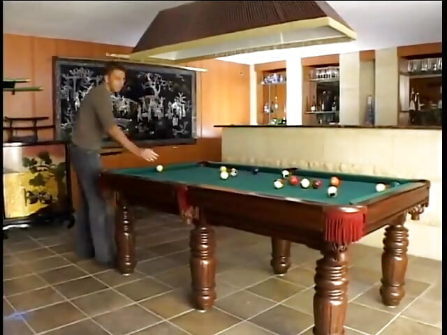 Sıkı ateşli sarışın bilardo masasında götünü siktiriyor