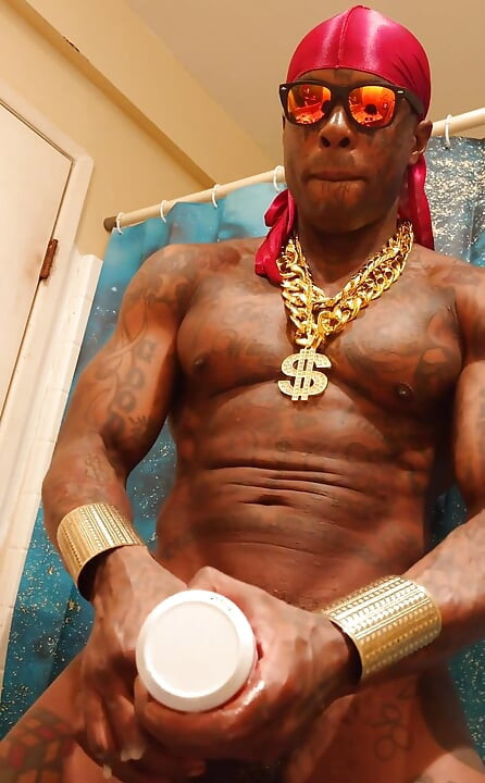 Grote zwarte lul aanbidden Hallelujah Johnson (het lage mondaine) lange donkere chocolade spieren tatoeages harige grote zwarte lul Hallelujah Johnson