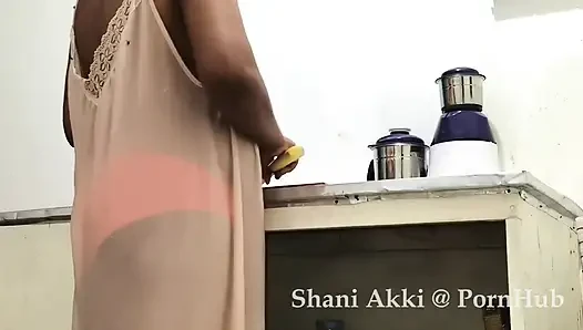 Sri Lankalı olgun orta yaşlı seksi kadın evde yokken kocasını aldatıyor