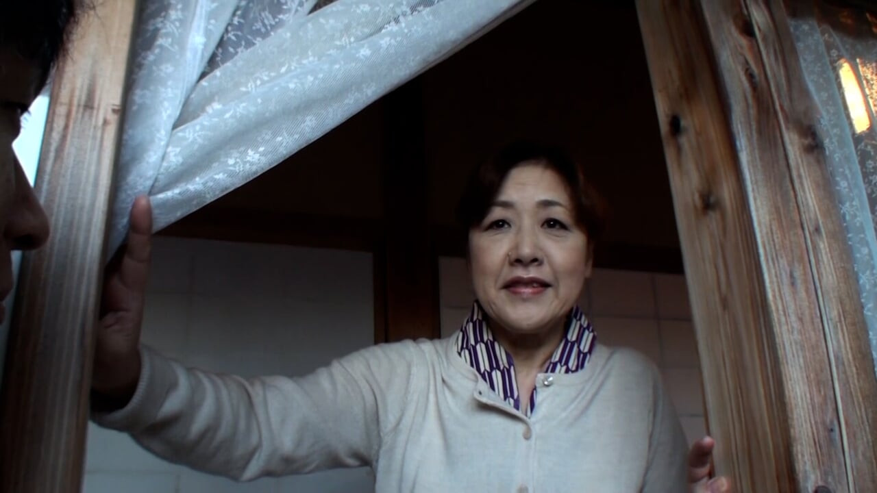A194F03 A 58-year-old single mature woman living in a frustrated country house exposes her lewd behavior in front of the camera due to loneliness and frustration, experiencing her first filming sex!