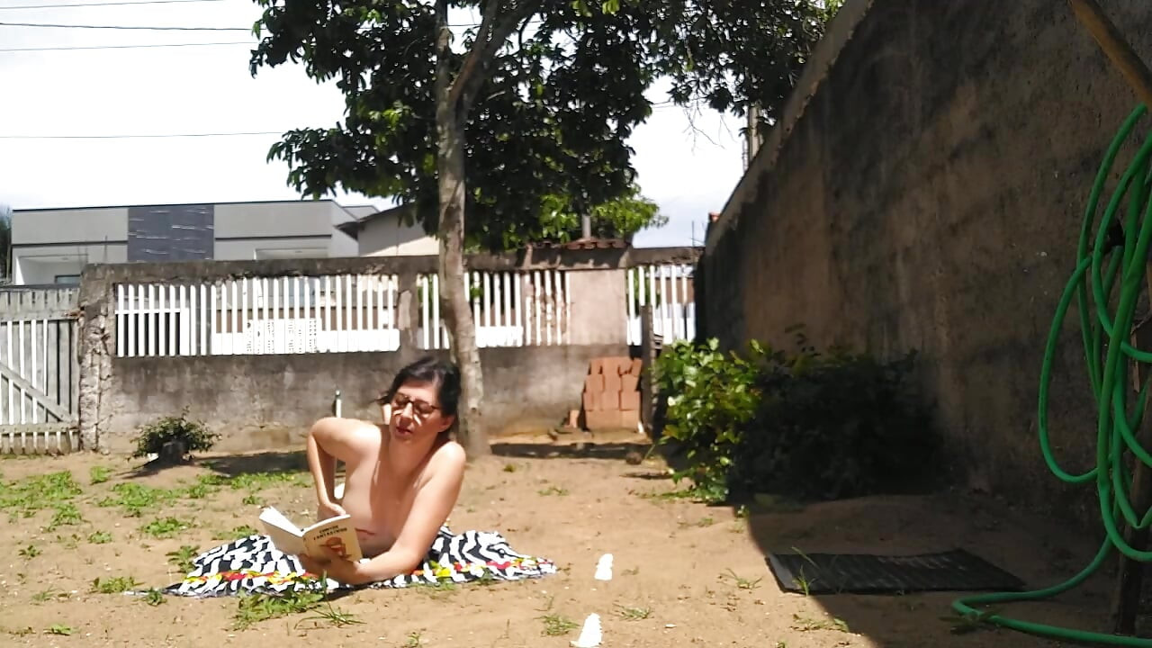 Moja žena se sunča gola napolju