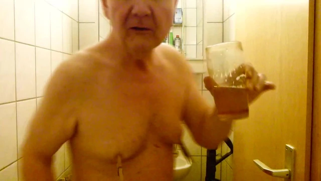 Eigene Pisse trinken auf dem Klo.MTS