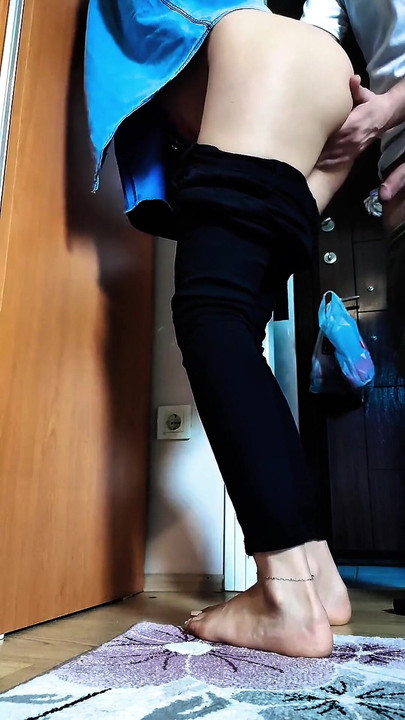 Ein manager fickt seine verschleierte Assistentin bei der arbeit | Clip 1