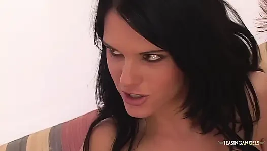 Güzel esmer götünde bir oyuncak ve yarak kullanıyor