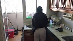 Duitse opa neukt zijn onderdanige Arabische meid in de keuken