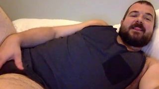 Impresionante oso se masturba en la cama