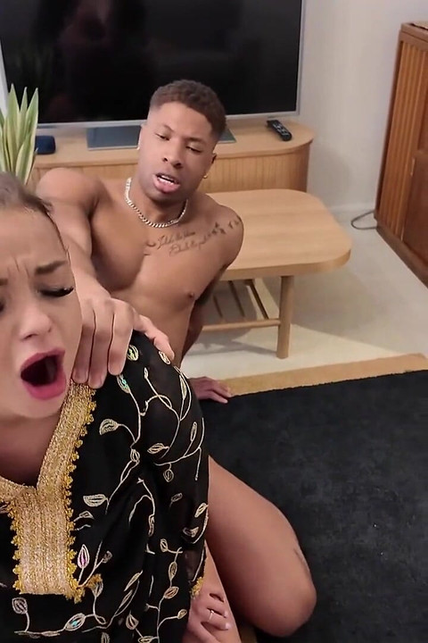 Trio amatoriale porno bbc scopa una calda moglie araba di fronte a suo marito