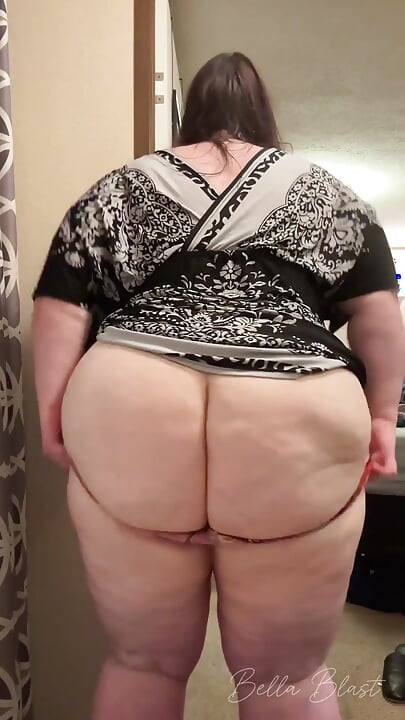 Jiggling Belly Shakes and Bubbly Fart Blasts by Bella Blast