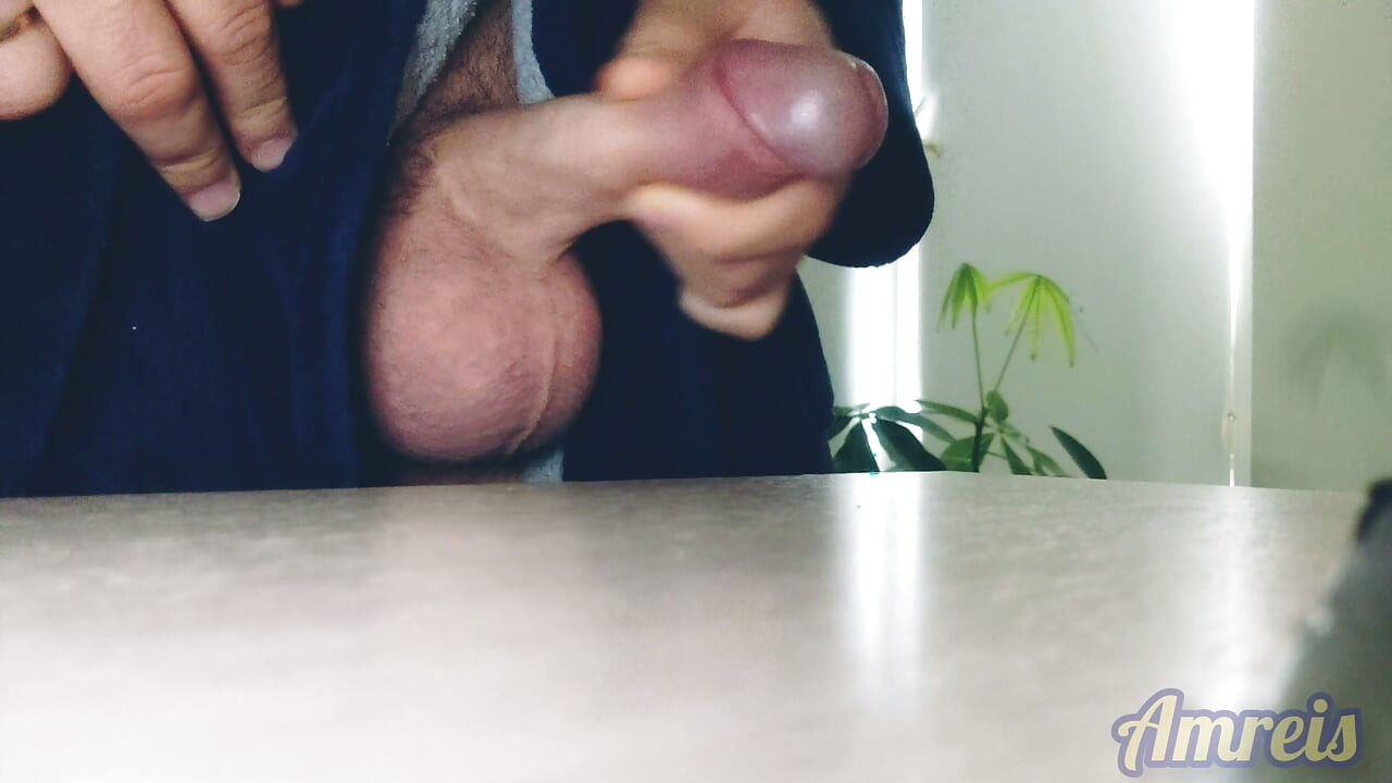 A tasty wank early in the morning and cum on the table.