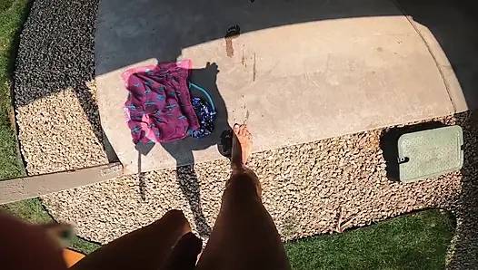 Peras susu tante seksi ini di kolam renang!