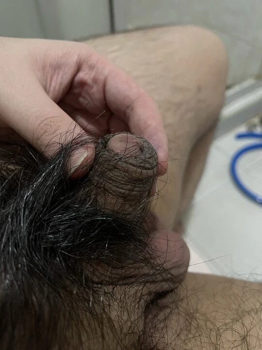 Azijski debeli dečko sa svojim malim kurcem