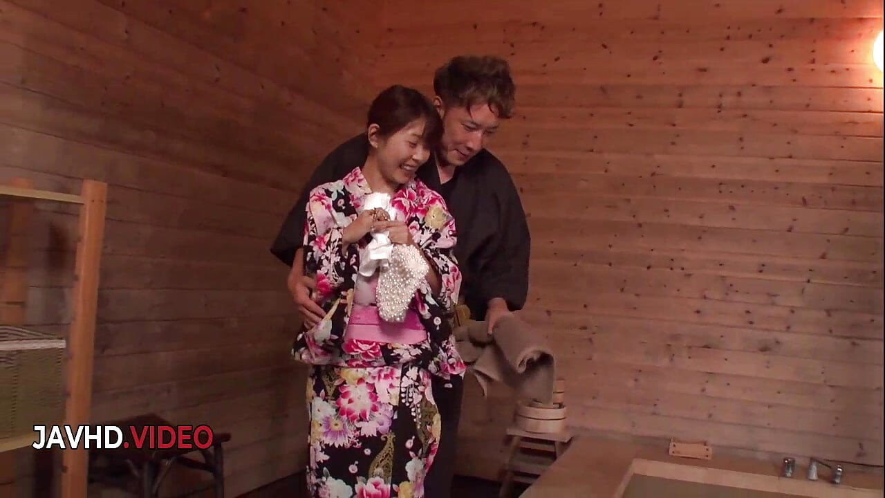 Hardkor zavodljiva japanska milfa gubi kontrolu na otvorenom vrela sesija jebanja u sauni MILF