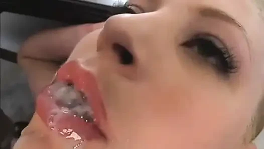 Sexy blondine mit frechen titten bekommt ihr enges arschloch mit einem riesigen schwanz gefüllt