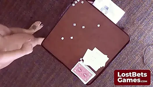 Son striptiz oyunu kaybedeni, sadece sutyenle kaldı