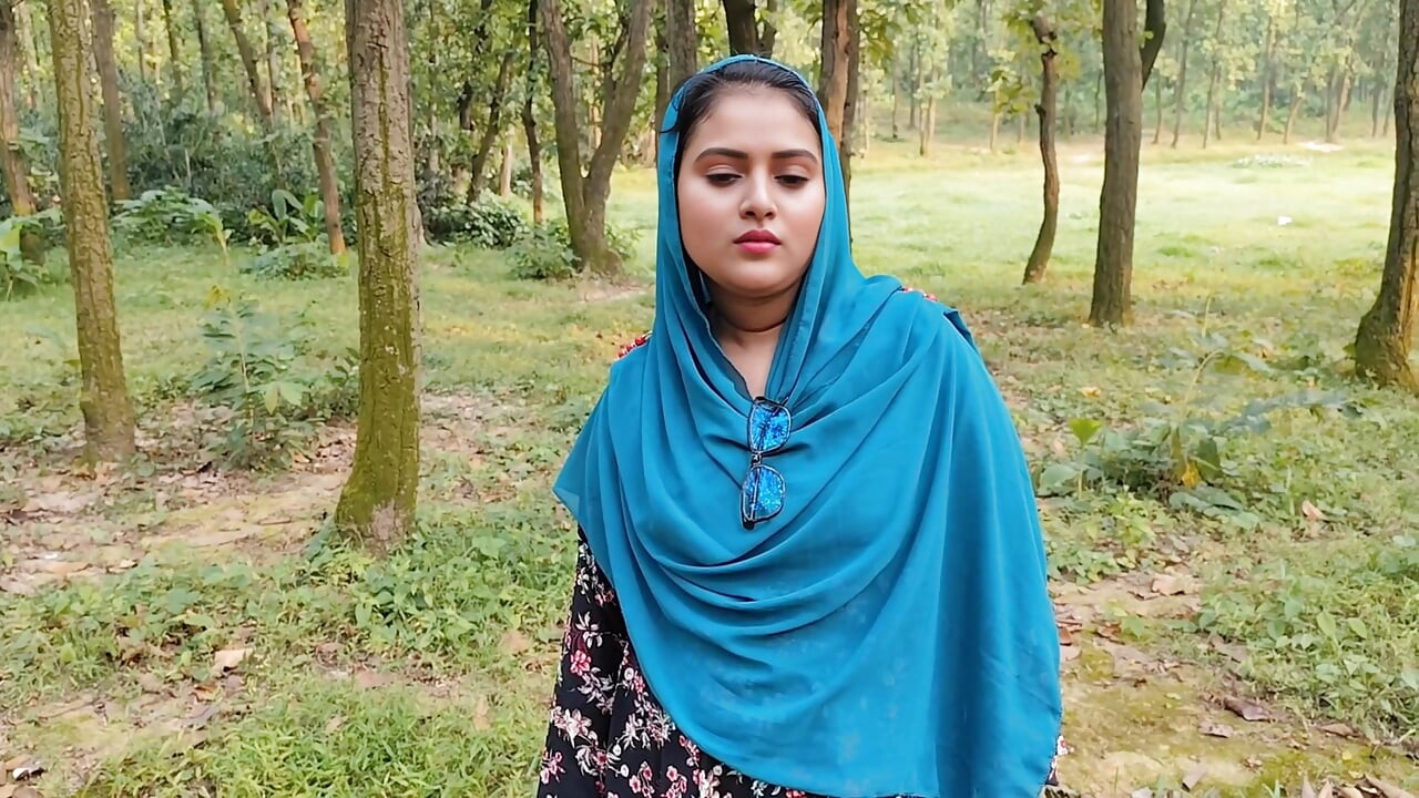 Seks di luar ruangan. Saat berjalan di hutan, dia membawa pulang seorang gadis cantik Bengali India dan menidurinya dengan keras. Video Bagian-01