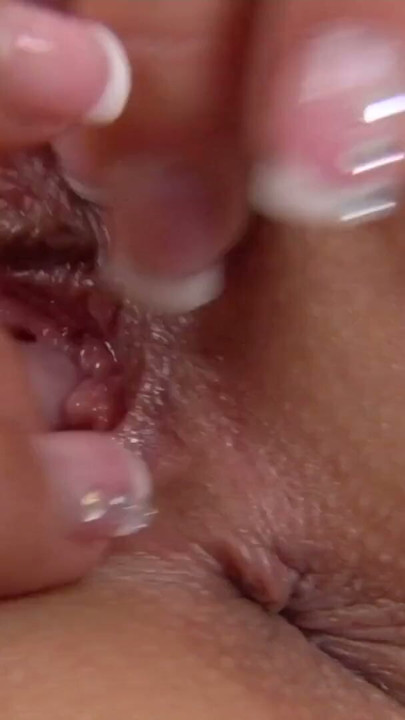 Amateur fingert ihre Muschi bis sie kommt | Clip 3