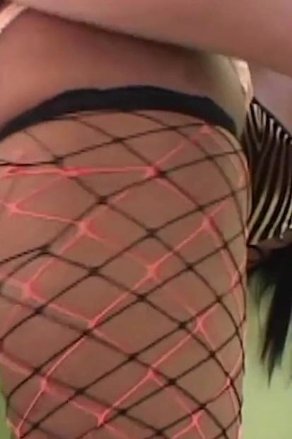 Awek hitam menunjukkan pantat besarnya dan memusnahkan pepeknya oleh zakarnya.