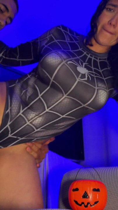 Una latina vestida de Spider-Girl pide "trick or treat" y le lleno la boca de leche (especial Halloween 2026) | Clip 1
